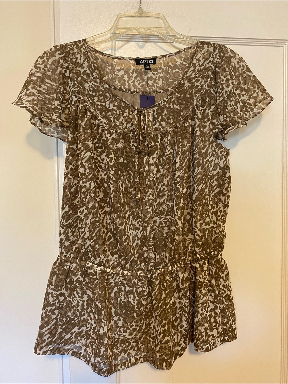 🎀 5/$20 🎀 NWT Apt. 9 top with flutter sleeves and elastic at waist size medium